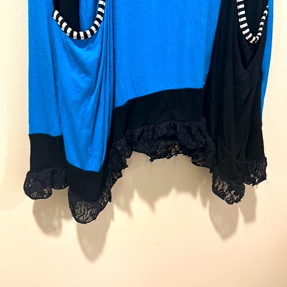 Aster By Firmiana Lace-Trim Tunic with Striped Side Pockets - Picture 4 of 6